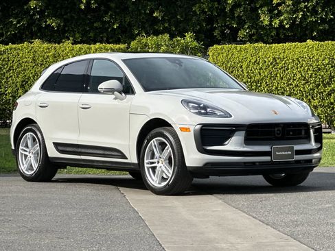 Used 2025 Porsche Macan image 10