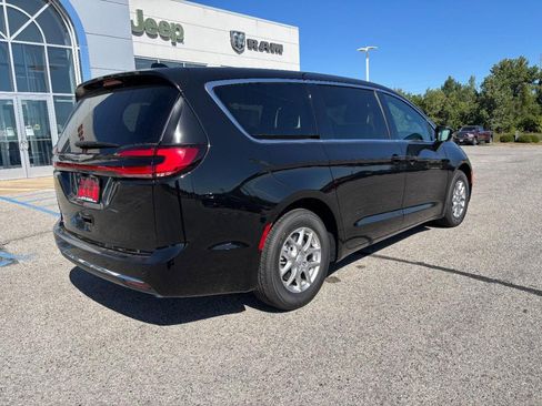 New 2026 Chrysler Pacifica Select image 4