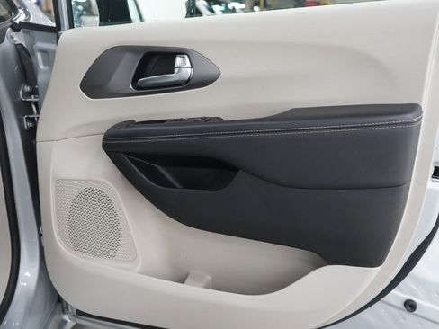 Used 2024 Chrysler Pacifica Touring-L image 9