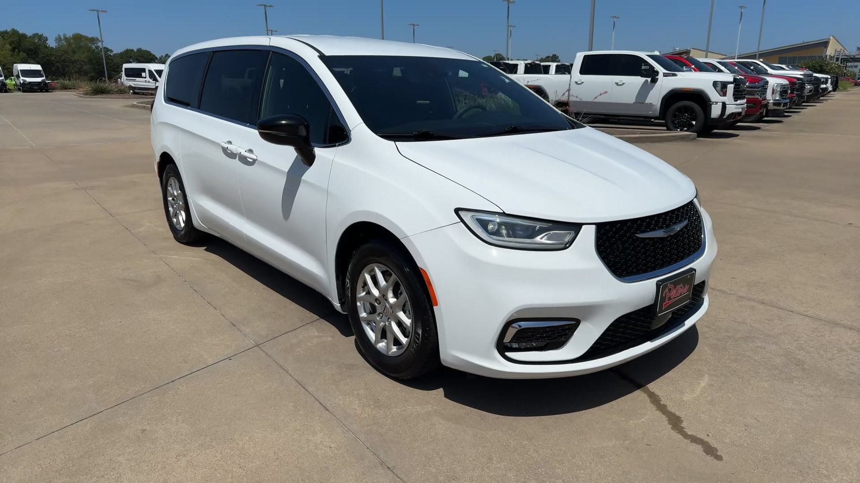 Used 2025 Chrysler Pacifica Select FWD image 3