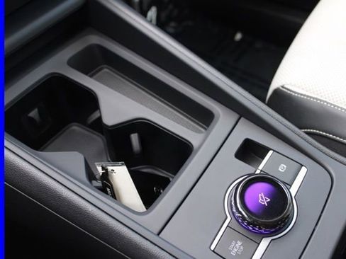 Used 2025 Volkswagen Tiguan SE image 37