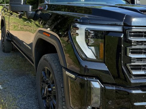 Used 2024 GMC Sierra 2500 AT4 w/ AT4 Premium Plus Package AWD/4WD image 2