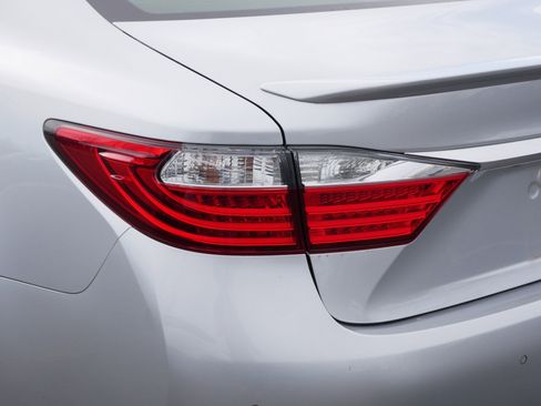 Used 2013 Lexus ES 300h w/ Luxury Pkg FWD image 17