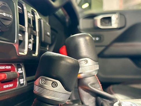 Used 2022 Jeep Gladiator Rubicon w/ Cold Weather Group image 17