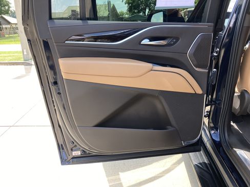 Certified 2021 Cadillac Escalade ESV Premium Luxury AWD/4WD image 17