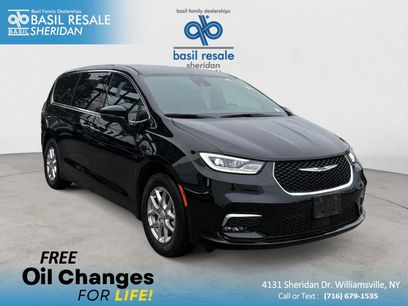 Used 2025 Chrysler Pacifica Select