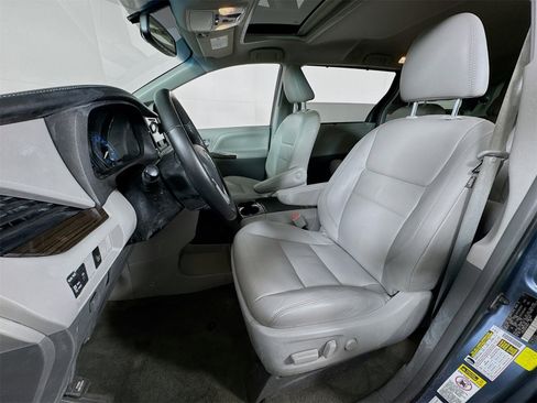 Used 2017 Toyota Sienna XLE image 12