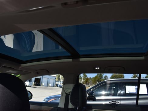 Used 2025 Volkswagen Atlas SE image 28