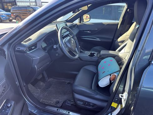 Used 2022 Toyota Venza XLE image 8