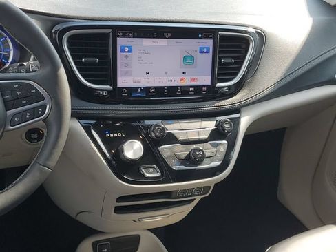 Used 2024 Chrysler Pacifica Limited FWD image 14