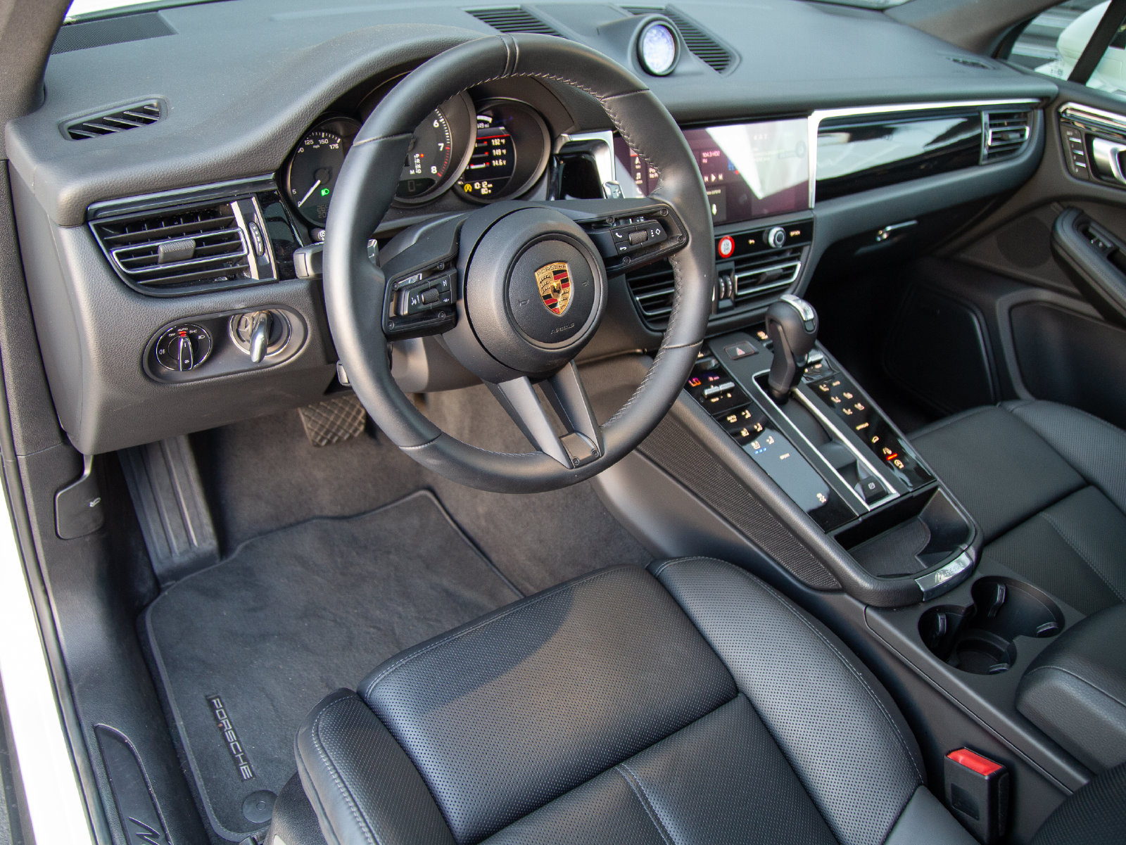 Certified 2026 Porsche Macan AWD/4WD image 4