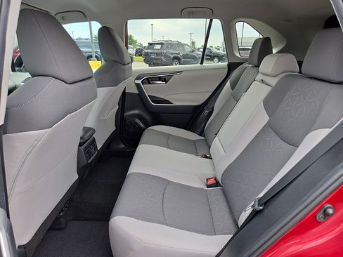 Used 2021 Toyota RAV4 XLE FWD image 10