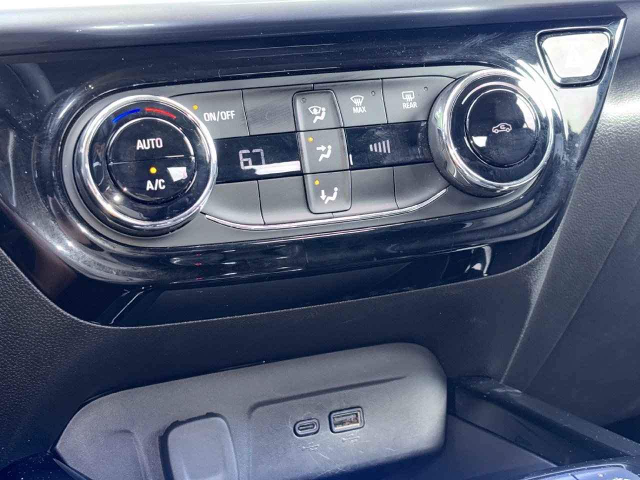 Used 2025 Chevrolet Trax LT FWD image 15