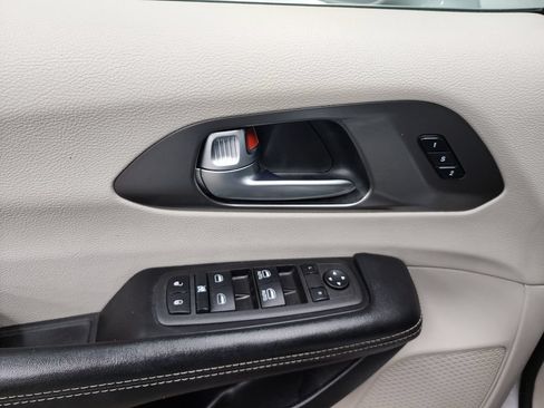 Used 2022 Chrysler Pacifica Touring-L FWD image 10