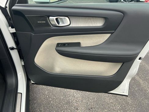 Used 2023 Volvo XC40 B5 Ultimate w/ Climate Package image 20