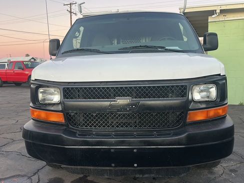 Used 2010 Chevrolet Express 2500 Van 3D image 2