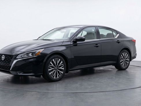 Used 2025 Nissan Altima 2.5 SV FWD image 3