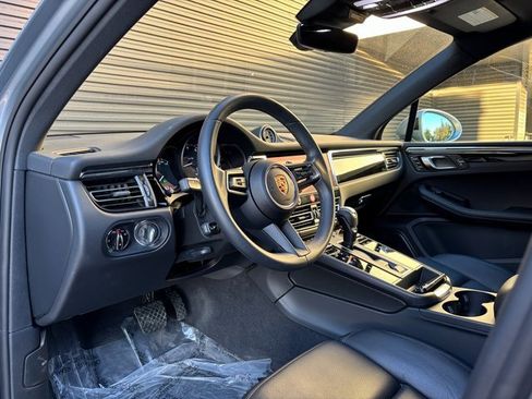 Certified 2025 Porsche Macan image 4