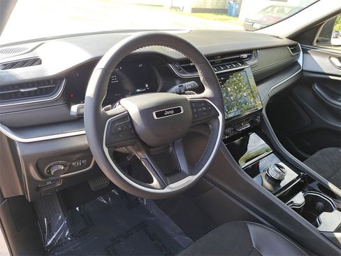 Used 2023 Jeep Grand Cherokee L Laredo image 17