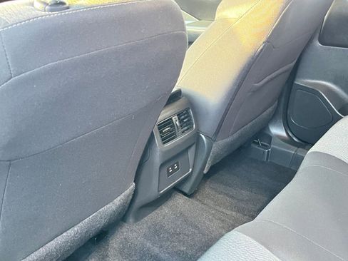 Used 2025 Nissan Rogue SV image 25