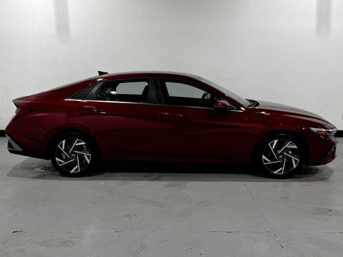 Used 2025 Hyundai Elantra Limited FWD image 20