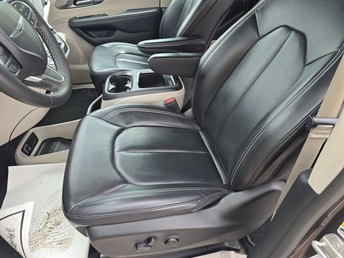Used 2023 Chrysler Pacifica Touring-L FWD image 13