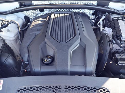 Certified 2025 Porsche Macan image 27