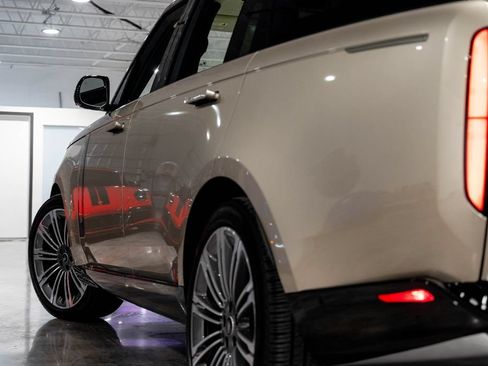 Used 2024 Land Rover Range Rover Long Wheelbase SE AWD/4WD image 24