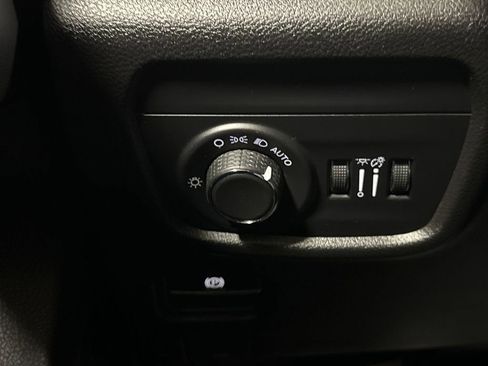 Used 2023 Jeep Grand Cherokee Laredo image 17