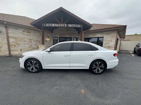 Used 2022 Volkswagen Passat 2.0T SE image 2