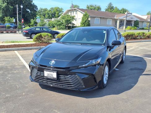 Used 2025 Toyota Camry LE FWD image 28
