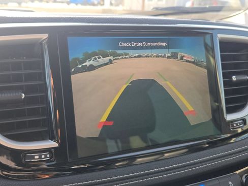 Used 2023 Chrysler Pacifica Touring-L FWD image 16