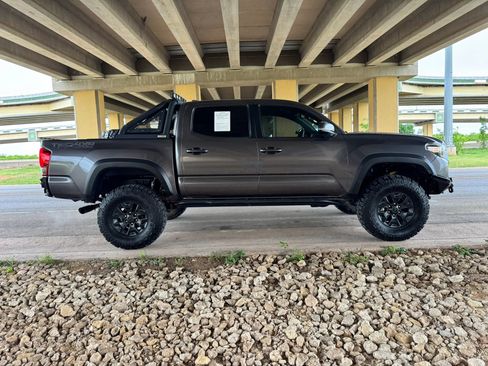 Used 2017 Toyota Tacoma TRD Off-Road w/ Tow Package (A/T) image 2