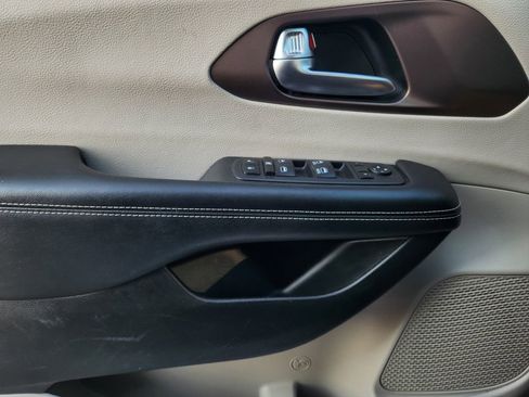 Used 2023 Chrysler Voyager LX image 24