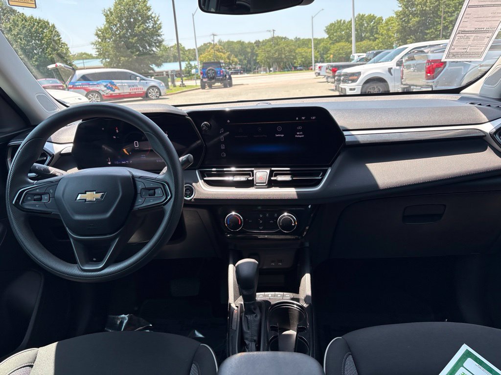 Used 2025 Chevrolet TrailBlazer LT AWD/4WD image 9