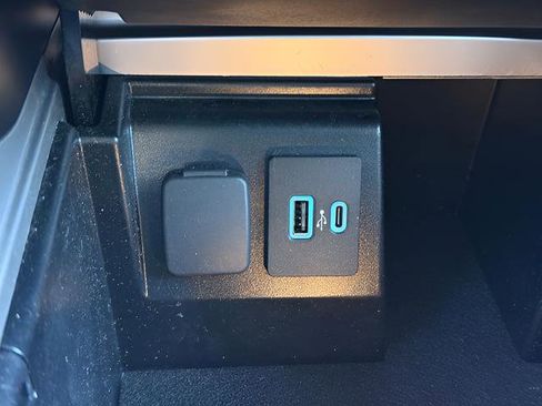 Used 2022 Ford Explorer XLT w/ Equipment Group 202A AWD/4WD image 14