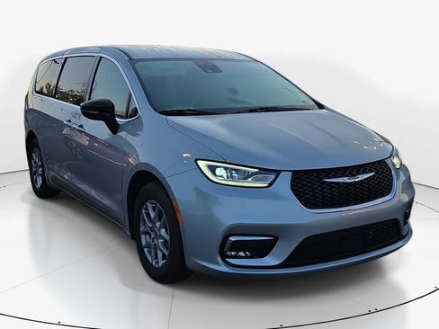 Used 2024 Chrysler Pacifica Touring-L FWD image 4