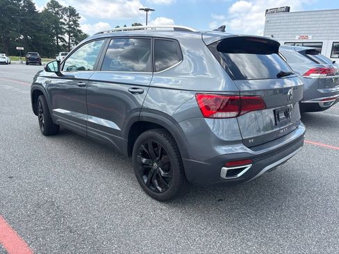 Used 2023 Volkswagen Taos SE w/ Panoramic Sunroof Package FWD image 7