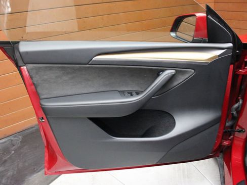 Used 2022 Tesla Model Y Long Range image 11