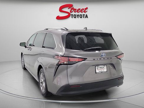 Certified 2021 Toyota Sienna LE image 2