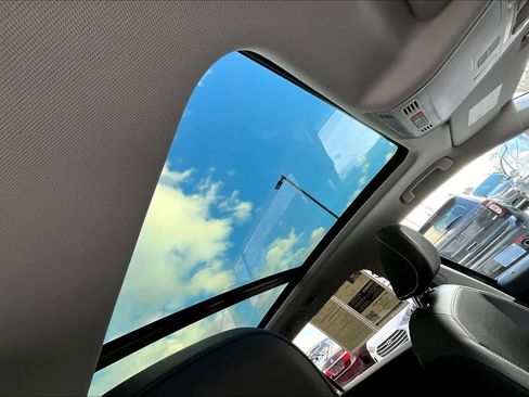 Used 2021 Volkswagen Tiguan SE w/ Panoramic Sunroof Package image 13