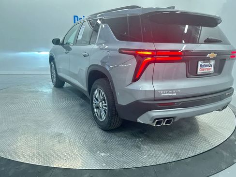 Used 2025 Chevrolet Traverse LT image 6