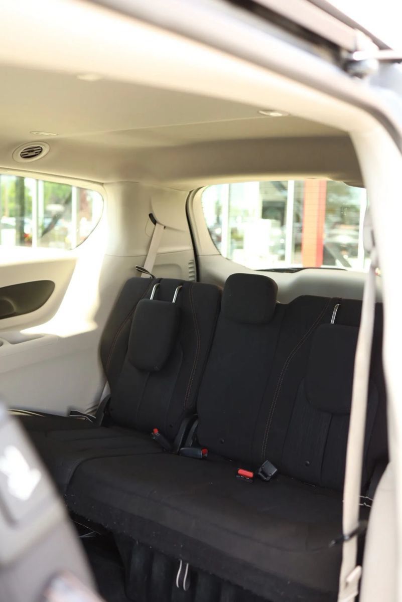 Used 2020 Chrysler Pacifica Touring w/ Advanced Safetytec Group FWD image 35