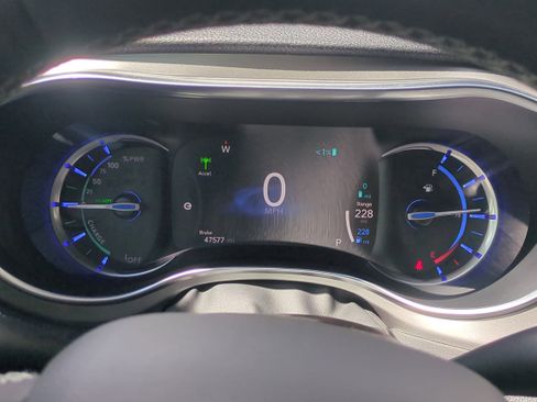 Used 2023 Chrysler Pacifica Limited w/ Uconnect Theater Family Group image 28