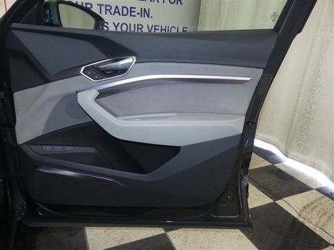 Used 2024 Audi Q8 e-tron Prestige image 30