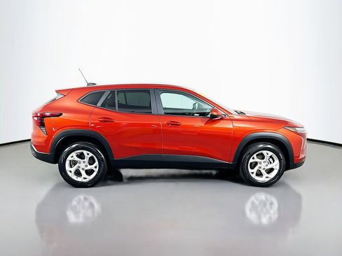 Used 2024 Chevrolet Trax LS w/ LS Convenience Package FWD image 4