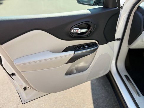 Used 2019 Jeep Cherokee Limited AWD/4WD image 20
