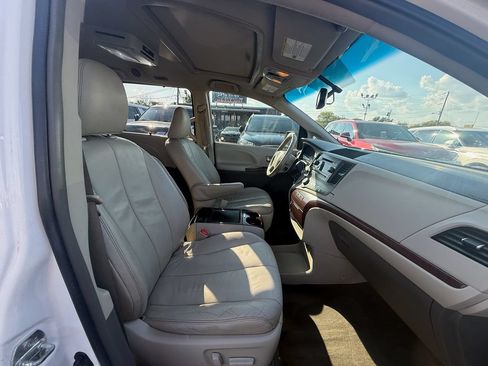 Used 2014 Toyota Sienna XLE FWD image 23