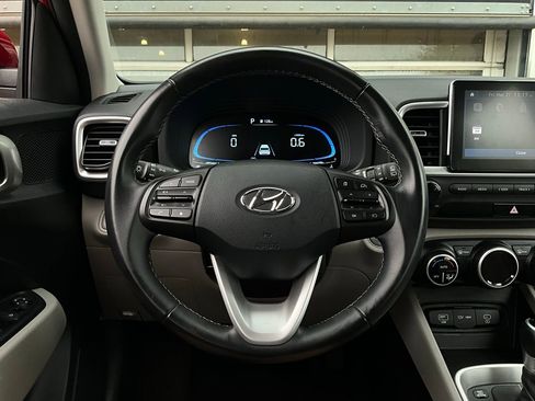 Used 2025 Hyundai Venue SEL image 33