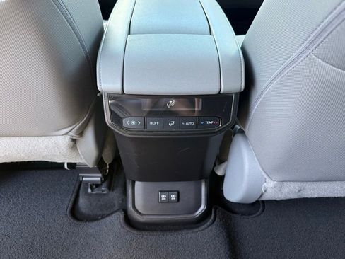 Used 2021 Toyota Highlander LE AWD/4WD image 16